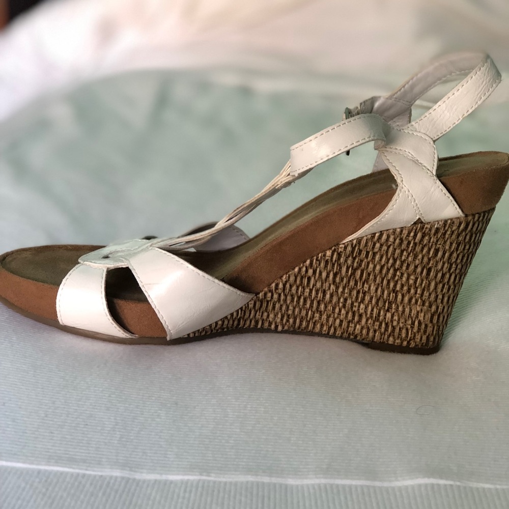 White Wedges
